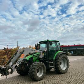 🚜 Wizyta w Składnicy Grajewo! Jeden z naszych klientów przyjechał na zakupy… swoim ciągnikiem Deutz-Fahr! 💪🌾 Taka maszyna przyciąga uwagę, a my cieszymy się, że możemy obsługiwać klientów, którzy zawsze są gotowi do pracy na polu. Dziękujemy za zaufanie i zapraszamy wszystkich rolników – bez względu na środek transportu! 🚜💚

#SkładnicaGrajewo #DeutzFahr #RolnikWAkcji #PolskaWieś #CiężkaPraca #Rolnictwo